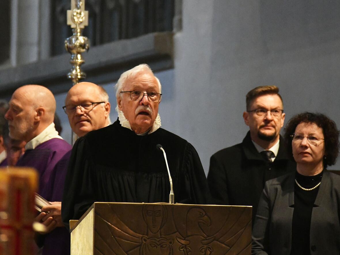 Zu den Vorbetern bei dem Requiem gehörte auch der frühere Pfarrer von St. Anna in Augsburg, Peter Thorn.