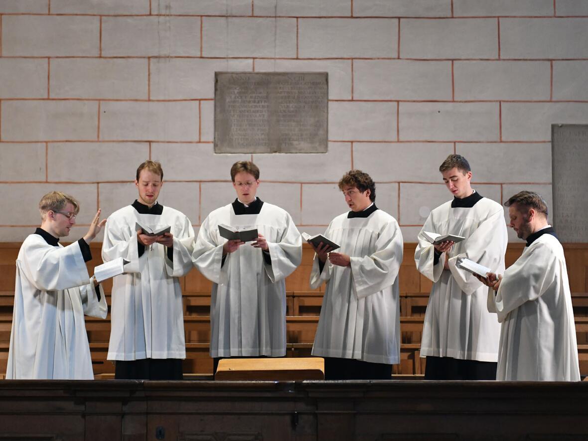 Die Domschola gestaltete das Requiem musikalisch.