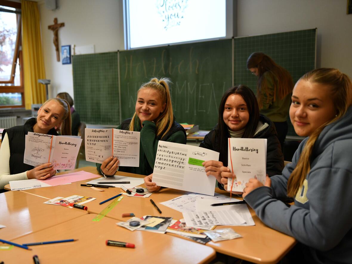 Beim Diözesanen Weltjugendtag am Samstag in Mindelheim stand der Glaube und die Gemeinschaft ganz groß im Mittelpunkt. So auch bei den vielen Workshops wie etwa dem "Handlettering" (Fotos: Maria Rösch / pba).