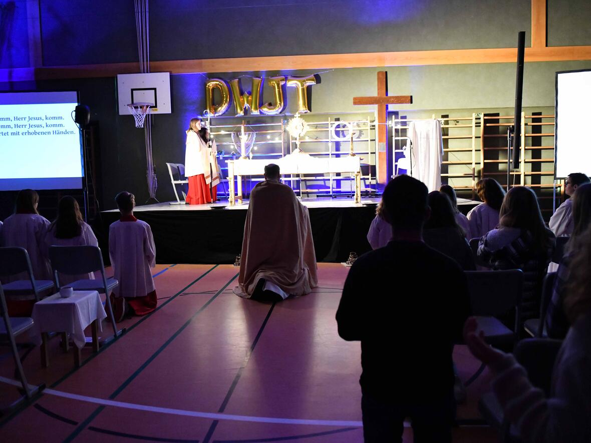 Bei der Vigilfeier rief der Bischof die Jugendlichen zur "Bewegung", "Begegnung" und zum "Vertrauen" auf Gott auf. 