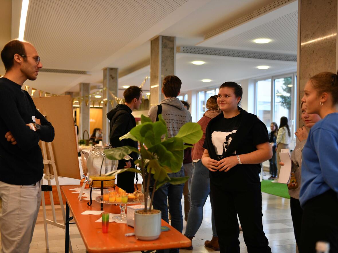 Austausch und Information über verschiedene kirchliche Angebote: Dazu war jede Menge Gelegenheit im Foyer der Schule. 