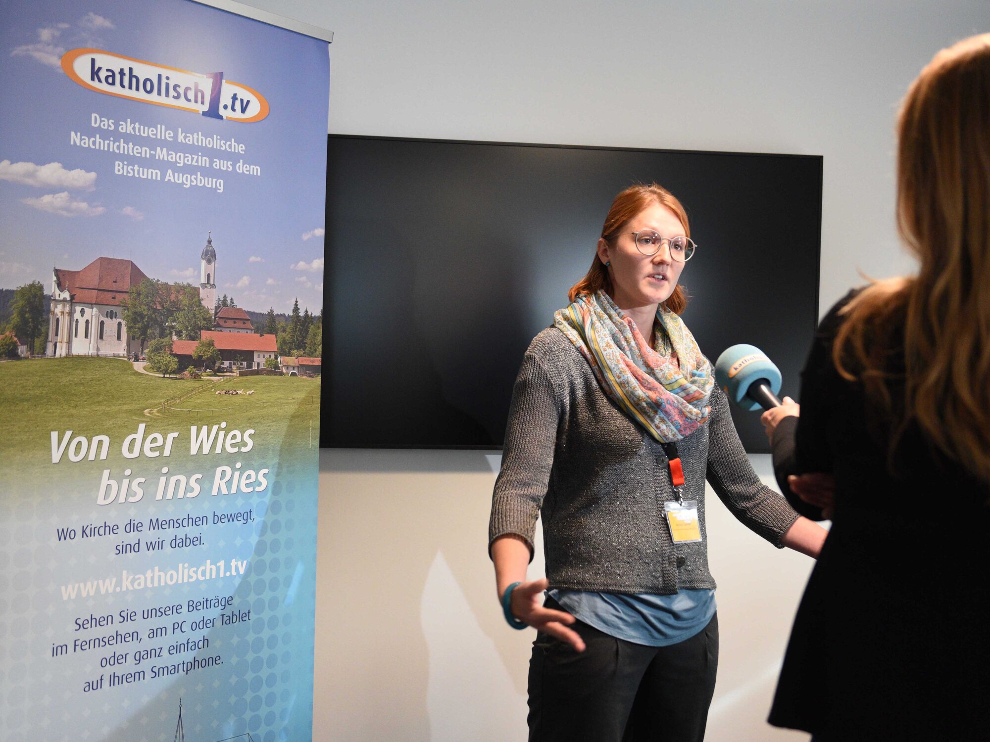 Trotz Kamera souverän auftreten: Beim Interviewtraining wurde genau dies eingeübt. (Foto: Maria Rösch / pba)