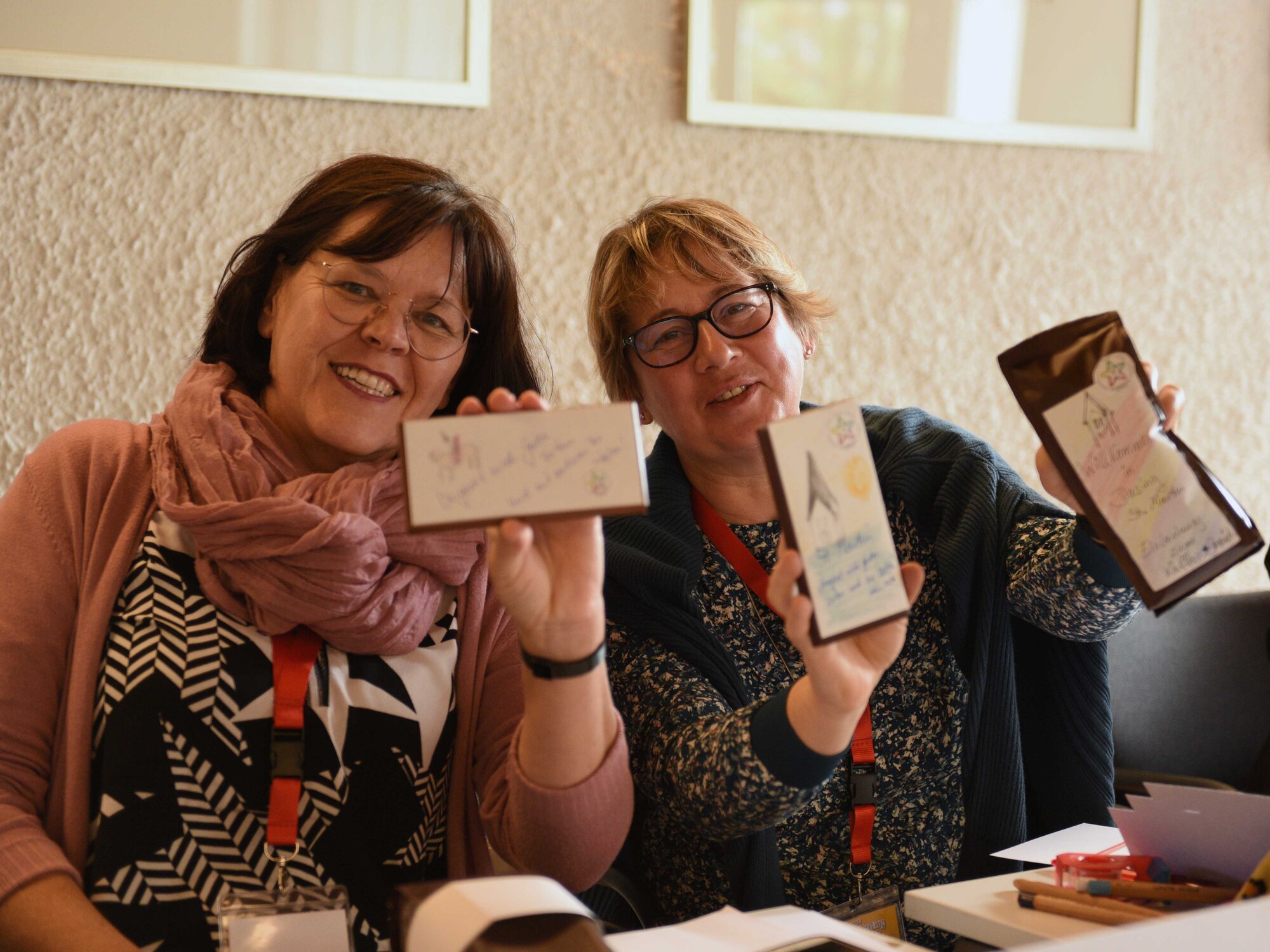 Stolz präsentieren diese Beiden Schokolade und Kaffee im selbst gestalteten Layout. (Foto: Maria Rösch/pba) 