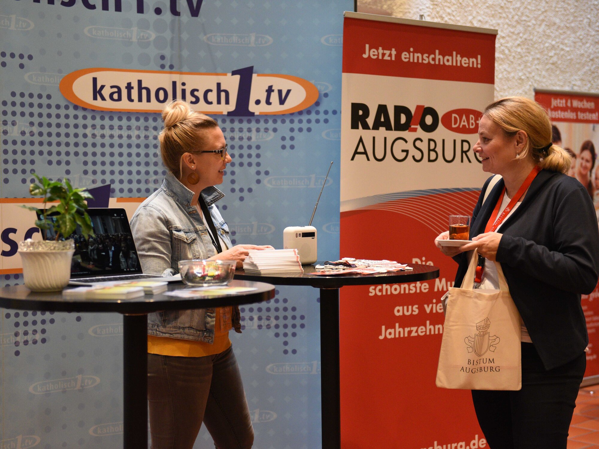 Im Foyer stellten sich die verschiedenen Medienangebote der Diözese Augsburg vor. (Foto: Maria Rösch / pba) 