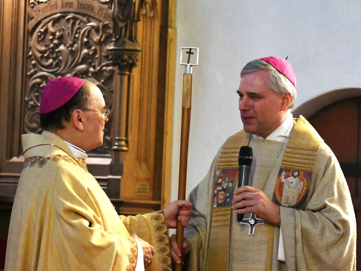 Weihbischof Matthäus Karrer aus der Diözese Rottenburg-Stuttgart (r.) überreichte Bischof Bertram einen eigens gefertigten Pilgerstab (Fotos: Julian Schmidt / pba)