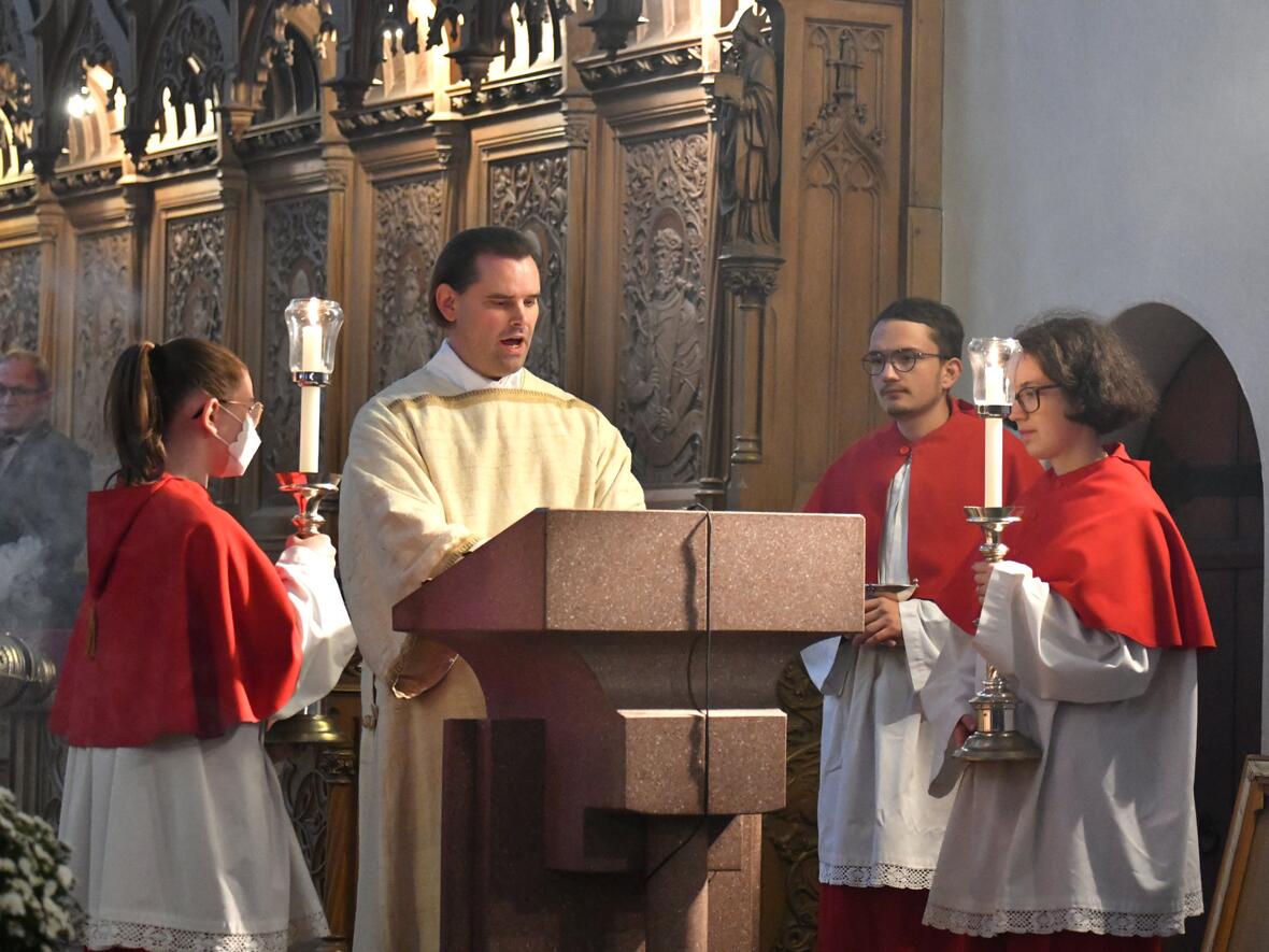 Diakon Andreas Martin von der Diözesanpilgerstelle Augsburg verkündet das Evangelium.