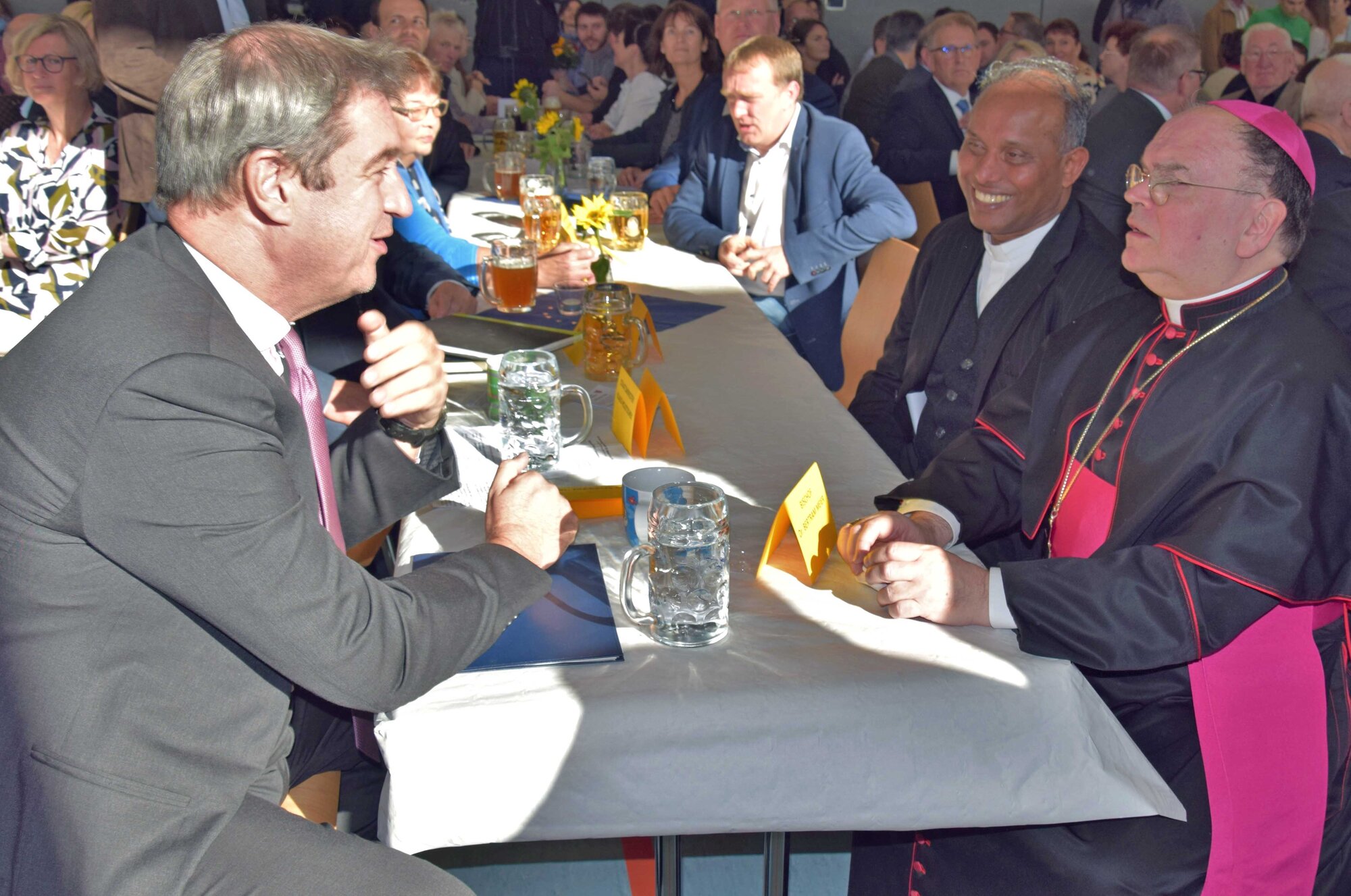 Ministerpräsident Dr. Markus Söder und Bischof Bertram im Gespräch (Foto Verspohl-Nitsche pdke)
