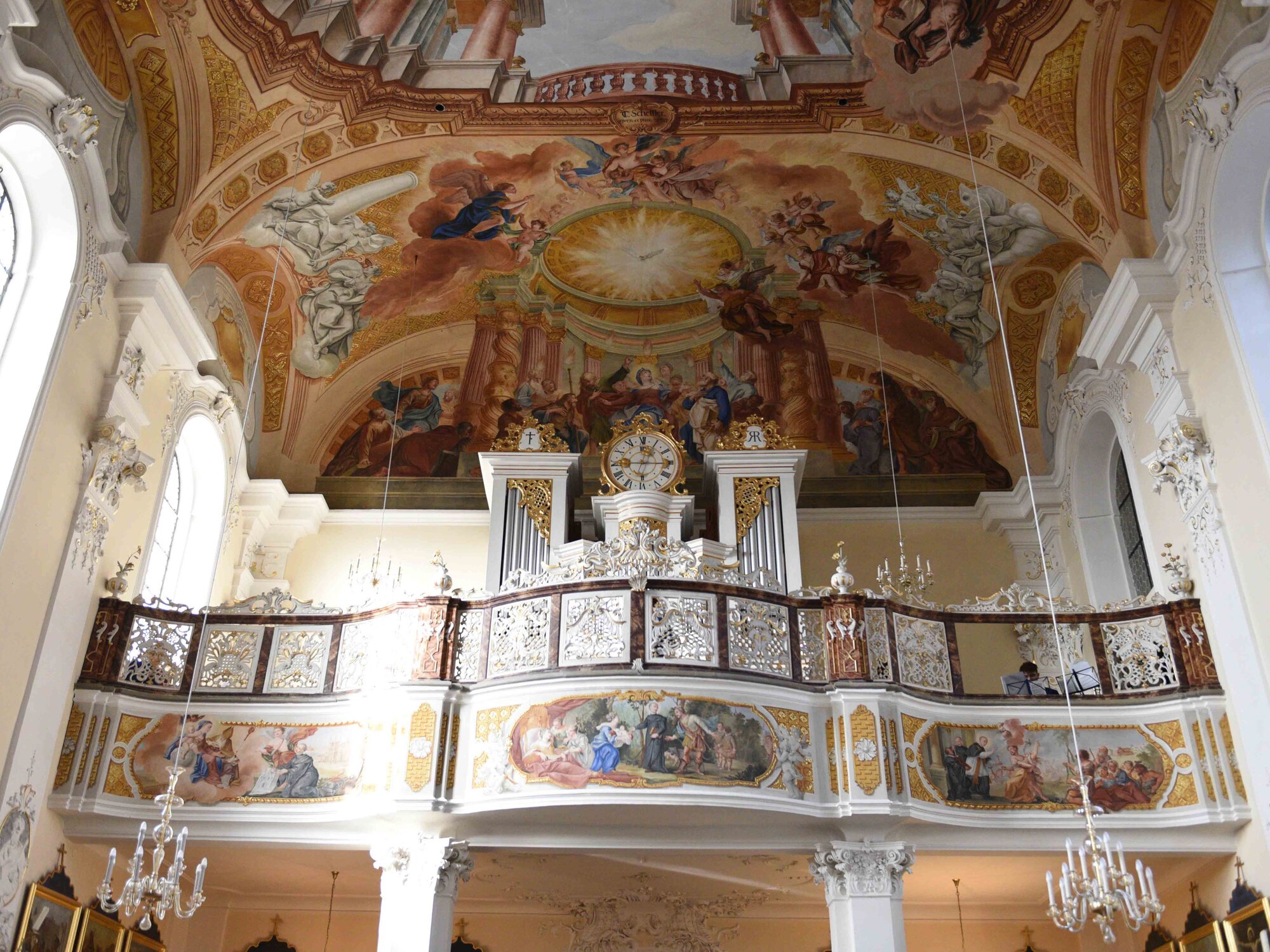 In seiner Predigt lud Bischof Bertram die Gläubigen dazu ein, das Bildprogramm an der Empore näher zu betrachten. (Foto: Maria Rösch / pba)