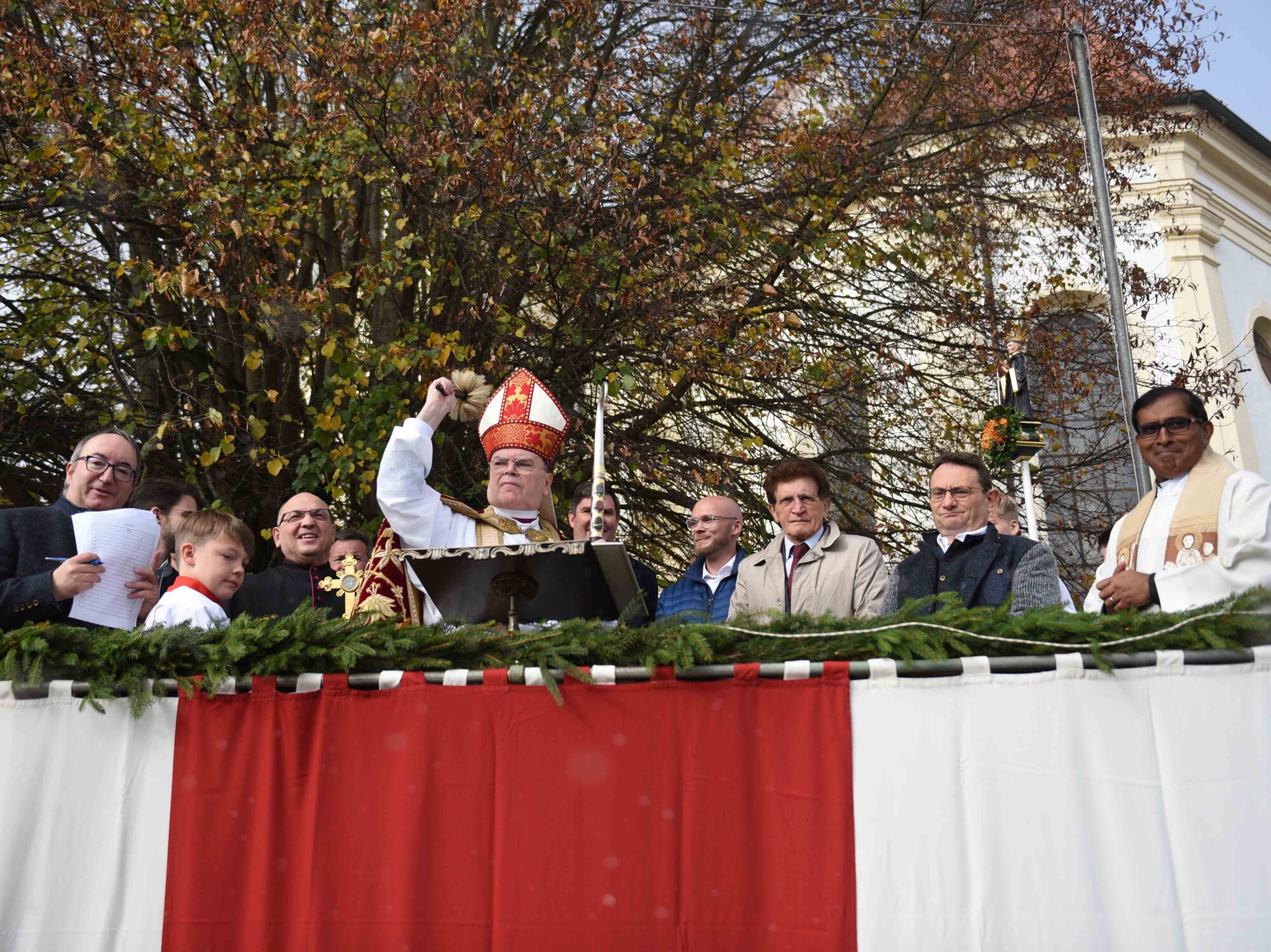 Bevor er selbst in die Kutsche stieg, segnete der Bischof die zahlreichen Reiter und Rösser, die zum Umritt gekommen waren. (Foto: Maria Rösch / pba)