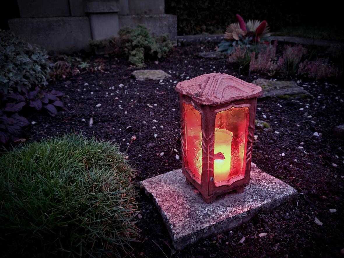 ...und das ewige Licht leuchte ihnen (Christian Schmitt / pfarrbriefservice)