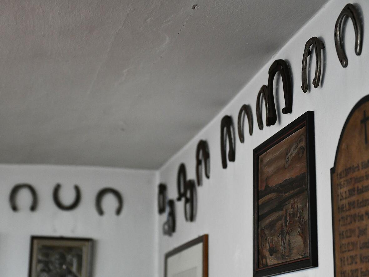 In der Wallfahrtskirche kann man zahlreiche Hufeisen sehen, die im Laufe der Zeit dem hl. Leonhard als Votivgabe dargebracht wurden.