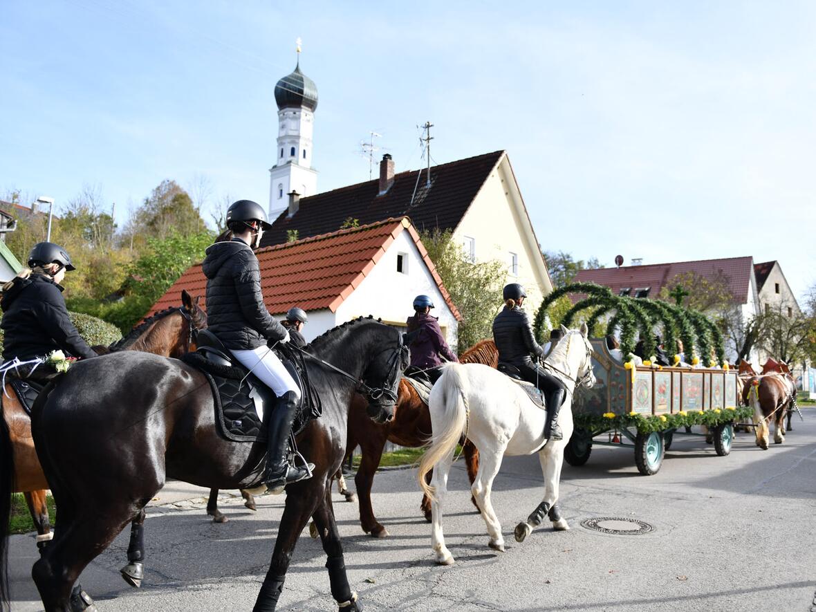 Umzug durch die Straßen der Marktgemeinde.