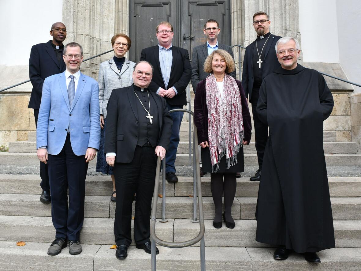 Die Teilnehmer der beiden Delegationen vor der Augsburger Ulrichsbasilika (Foto: Julian Schmidt / pba)