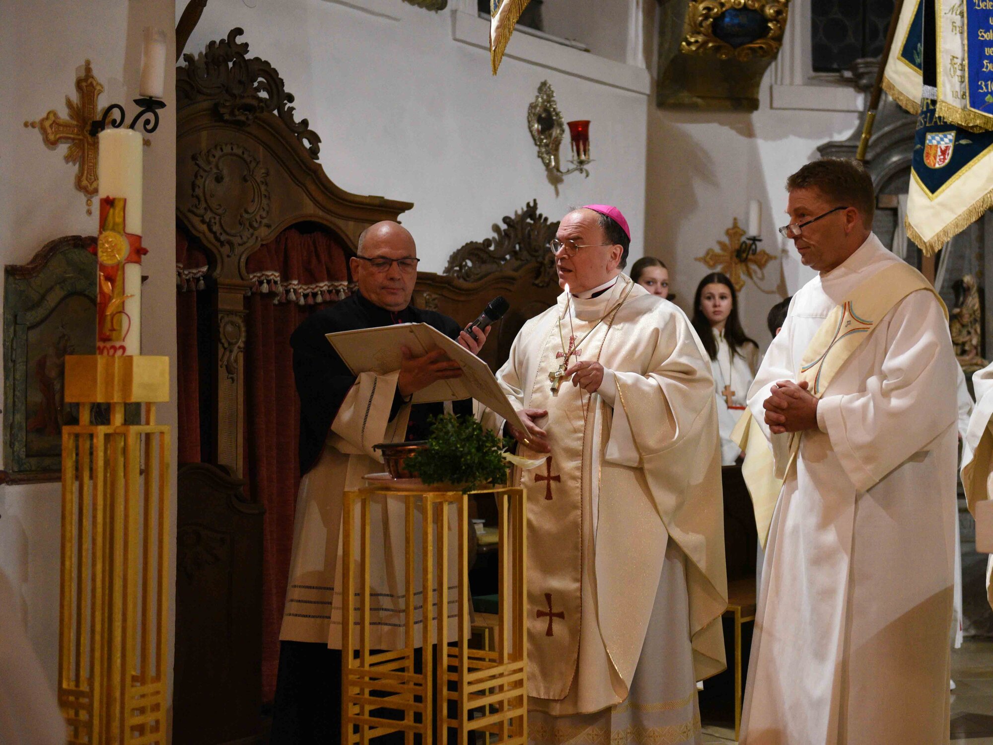 Segnung des neuen Alttarraums in Hurlach (Foto Maria Roesch_pba)