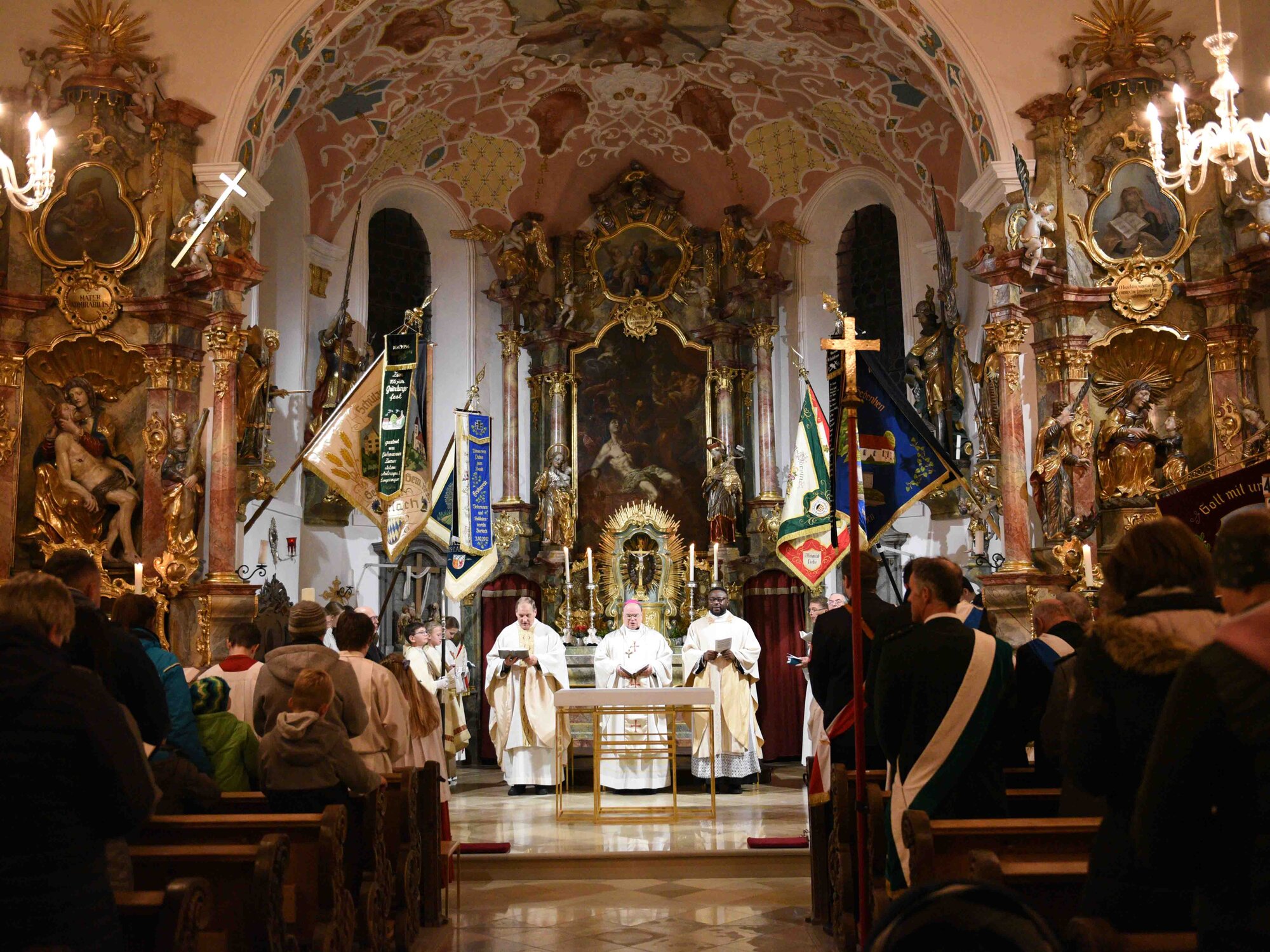 Segnung des neuen Altarraums in Hurlach (Foto Maria Roesch_pba) 3