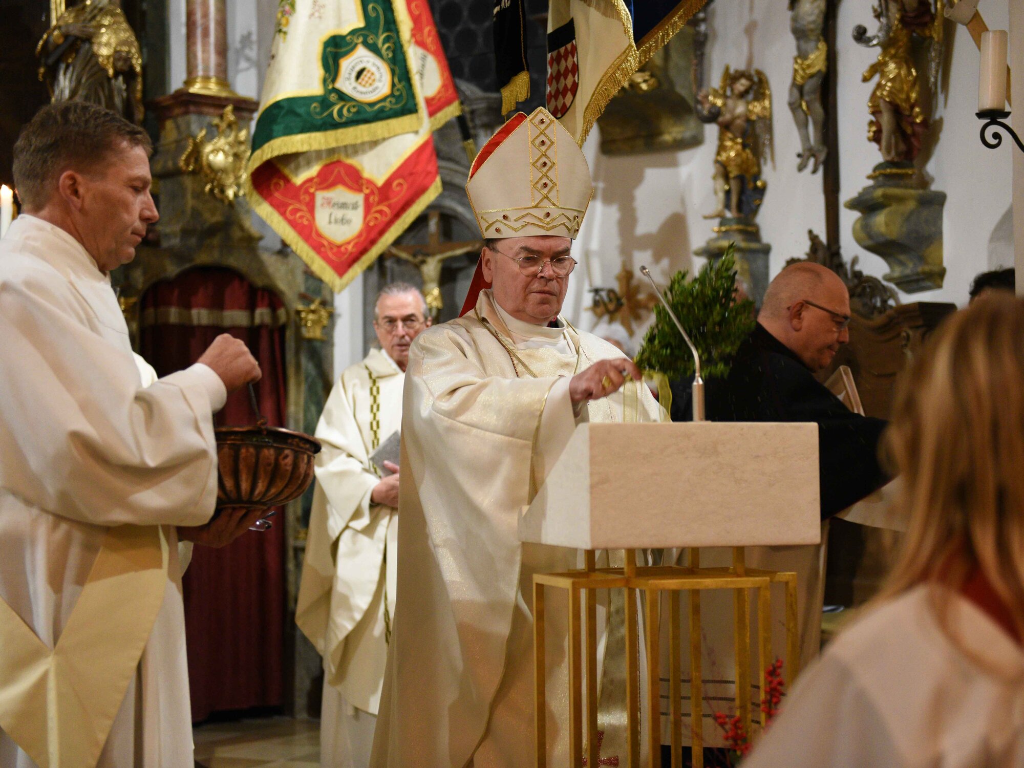 Segnung des neuen Altarraums in Hurlach (Foto Maria Roesch_pba) 2