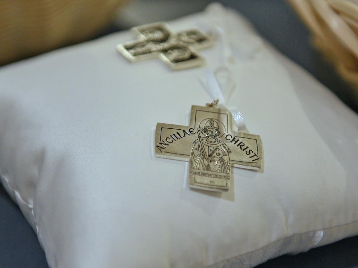 Ein Kreuz mit dem Zeichen der Gemeinschaft auf der Rückseite.