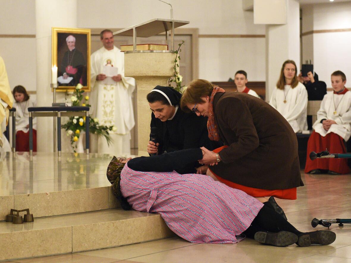 Am Ende des Gottesdienstes wurde die Geschichte des guten Samariters schauspielerisch eindrücklich vorgeführt. 