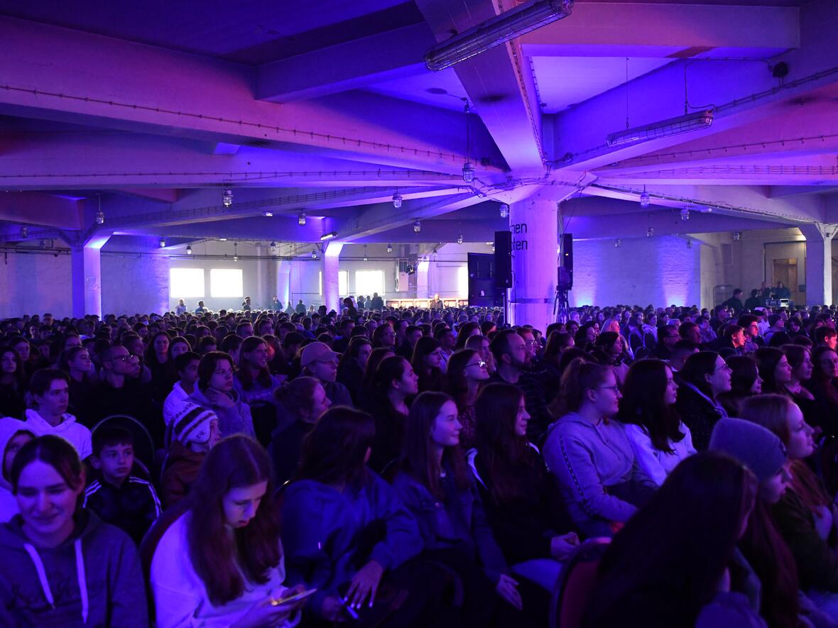 Das Gaswerk in Augsburg-Oberhausen war bis auf den letzten Platz gefüllt.