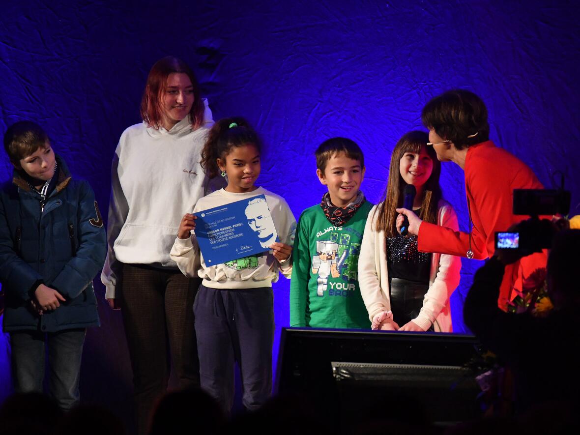 Die St. Michael-Grundschule Neu-Ulm spürte naturwissenschaftlichen Phänomenen in zahlreichen Experimenten hinterher.