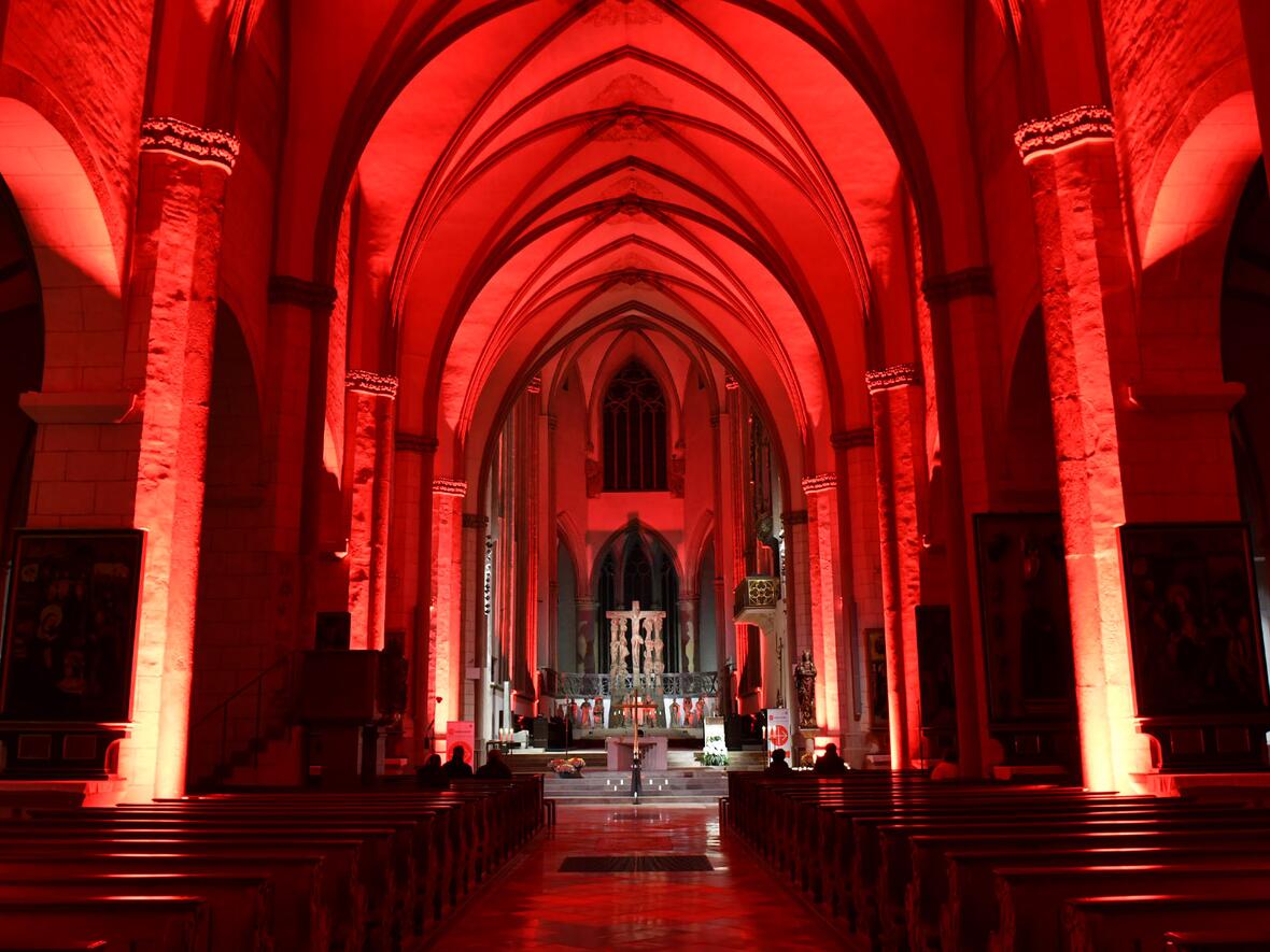 Der rot erleuchtete Augsburger Dom. (Fotos: Leander Stork / pba)