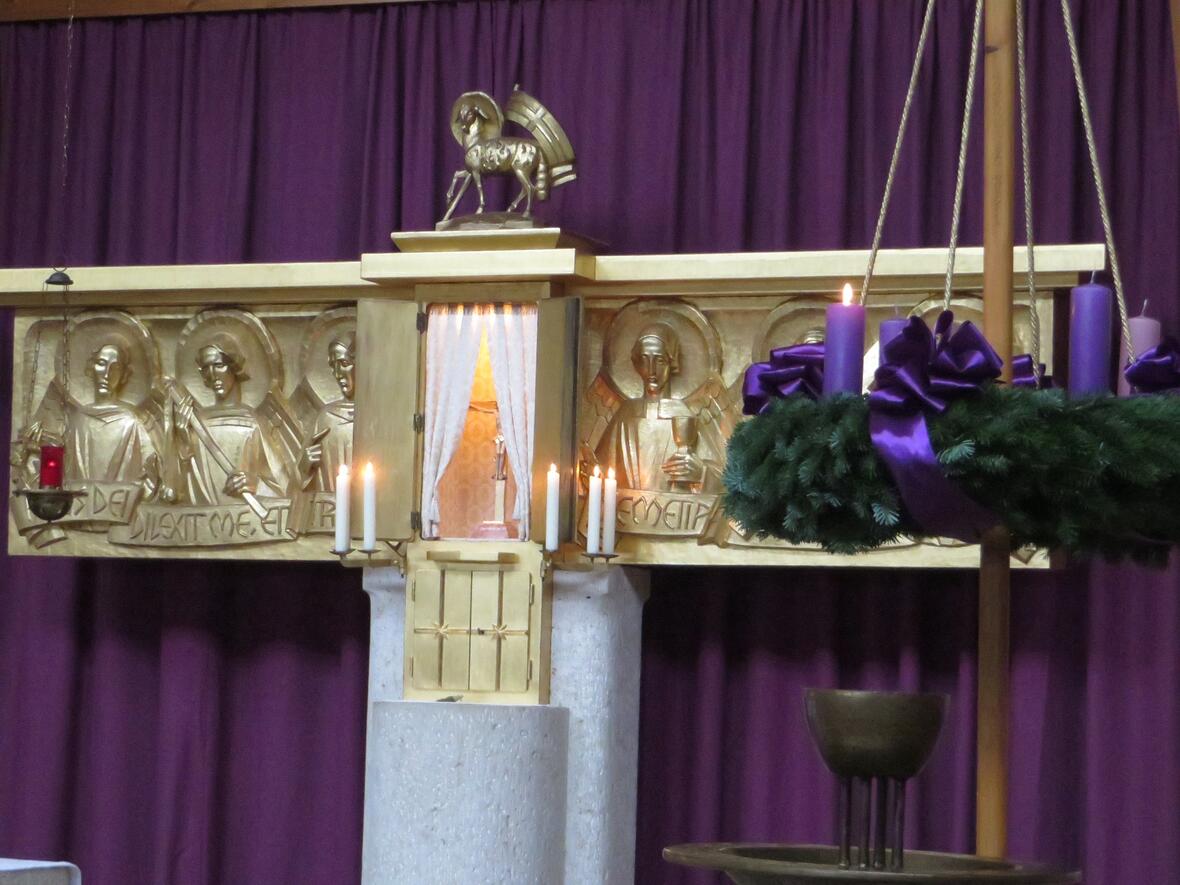 Am 1. Advent vor 100 Jahren wurde in St. Josef Klingsmoos die erste Heilige Messe gefeiert. Der Altar stammt aus der Anfangszeit. (Fotos: Viktoria Zäch / pba)