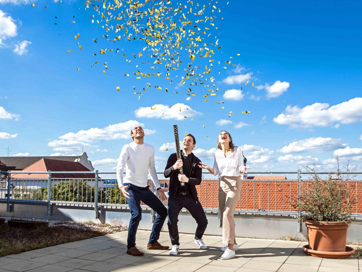 Das UP-Leitungsteam lässt nicht nur Konfetti für den ersten Jahrgang in 2023 regnen. Die inhaltlichen Säulen des mehr als neunmonatigen Orientierungsjahres sind Berufsorientierung, tätige Nächstenliebe, geistliches Leben, Wissensvermittlung und Gemeinschaft. (Foto: Martina Kaiser)