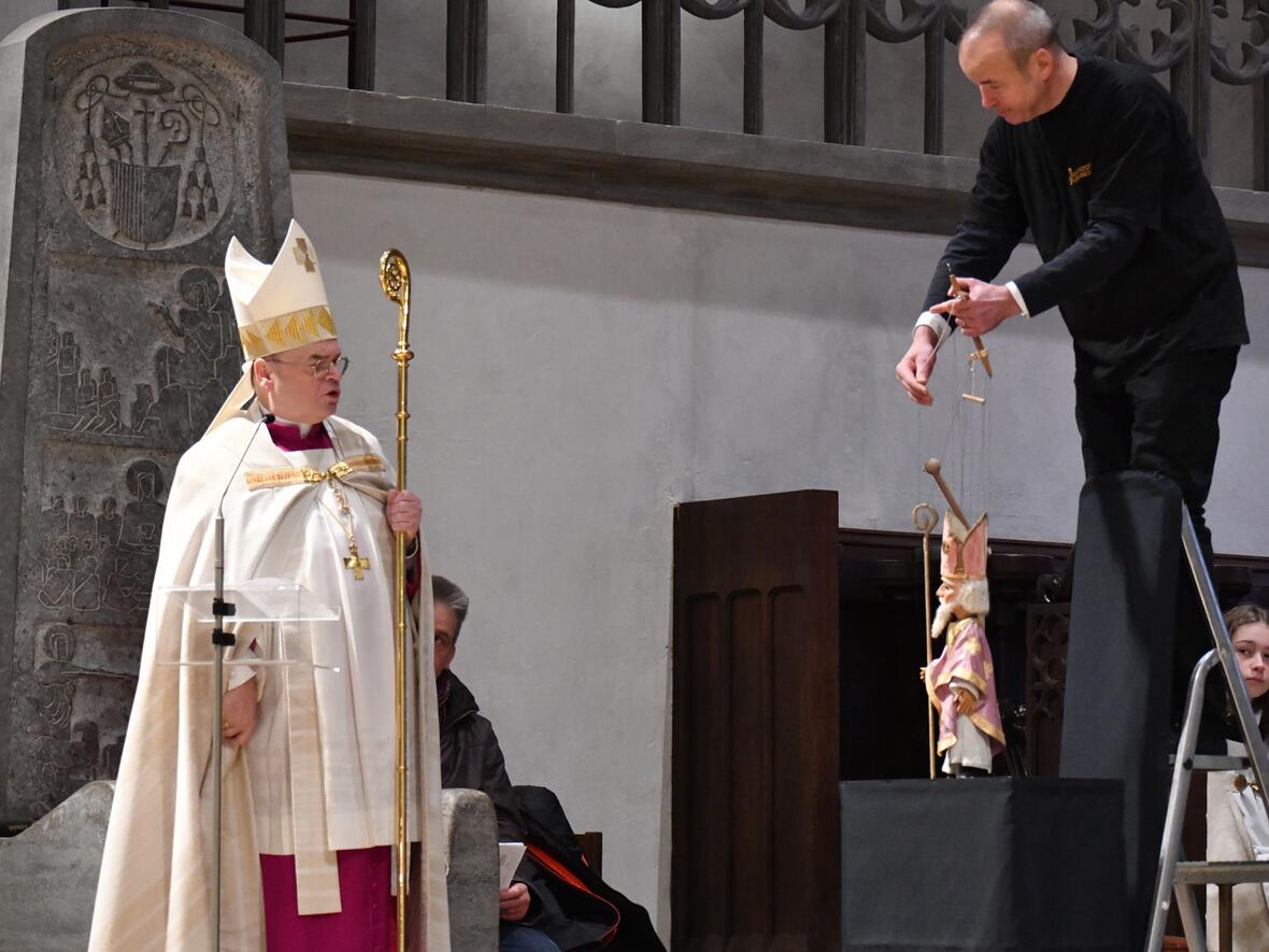 In seiner Dialogpredigt kam Bischof Bertram mit seinem "Bischofskollegen" Nikolaus von Myra ins Gespräch, der durch eine Marionette der Augsburger Puppenkiste verkörpert wurde (Fotos: Leander Stork / pba)