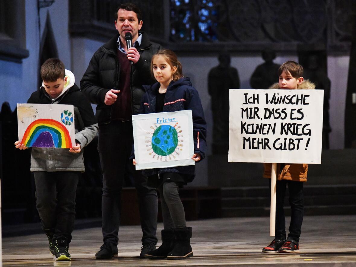 Als Gast der Aktion war auch der KIKA-Moderator und Autor Juri Tetzlaff eingeladen, der im Dom mit den Kindern über ihre Friedenshoffnungen ins Gespräch kam.