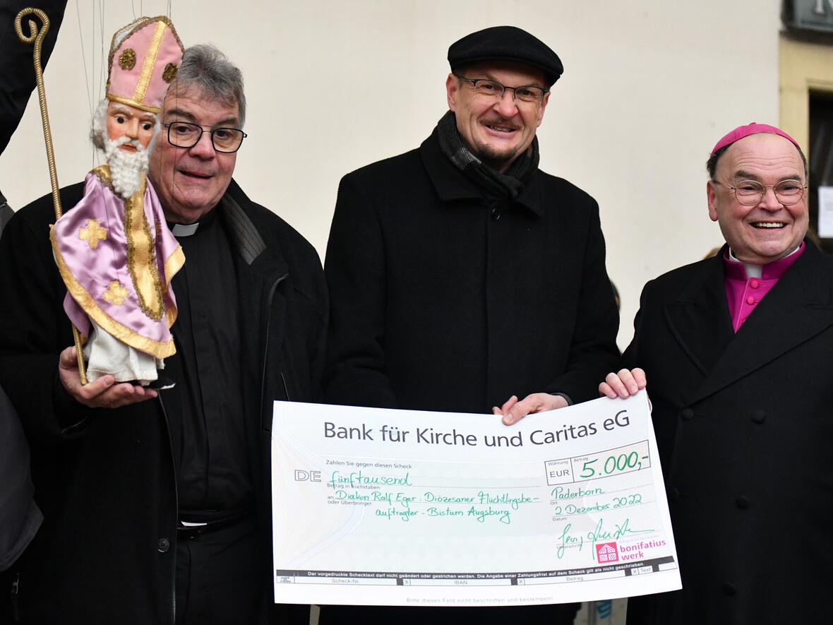 (v.l.) Bischof Nikolaus von Myra, Bonifatiuswerk-Generalsekretär Monsignore Georg Austen, Flüchtlingsbeauftragter Diakon Ralf Eger und Bischof Dr. Bertram Meier.