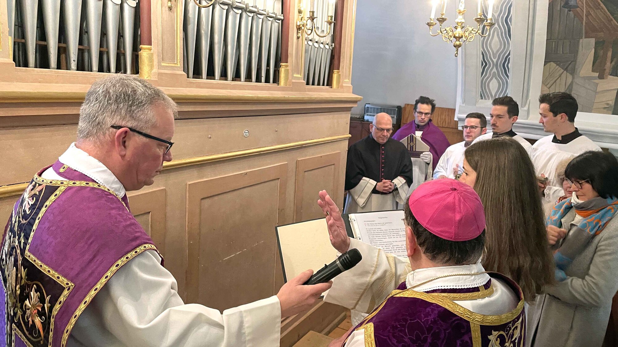 Orgelweihe durch Bischof Bertram nach Kirchensanierung (Foto: Antonio Multari)