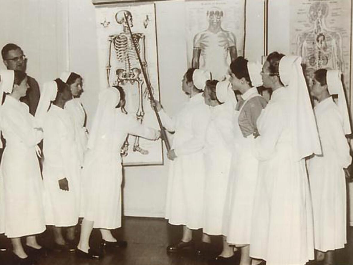 100 Jahre medmissio: Schwesternschülerinnen bekamen am anatomischen Schaubild medizinisches Fachwissen vermittelt. (Archivfoto: medmissio)