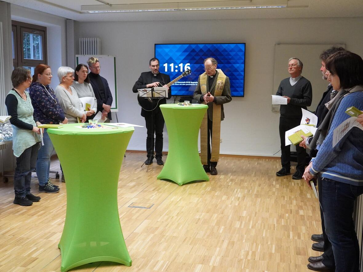 Generalvikar Dr. Wolfgang Hacker segnet die neuen Räumlichkeiten. Neben ihm mit Gitarre Verbändereferent Pfarrer Dominik Zitzler (Foto: Dieter Haschner / KLB Augsburg)