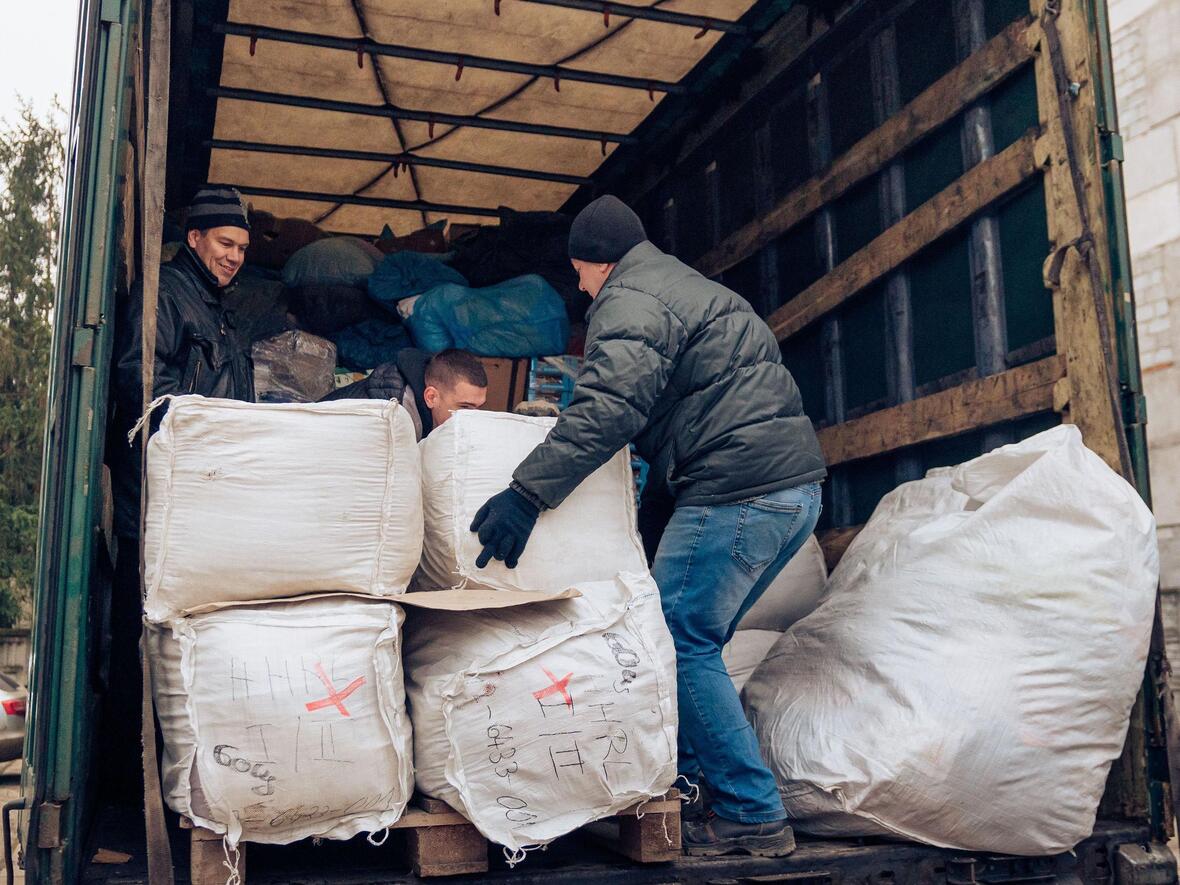 Mitarbeiter der Caritas Blaj beladen den mittlerweile neunten Hilfsgütertransport in die Ukraine mit gut verpackter Kleidung der aktion hoffnung. (Foto: Caritas Blaj)