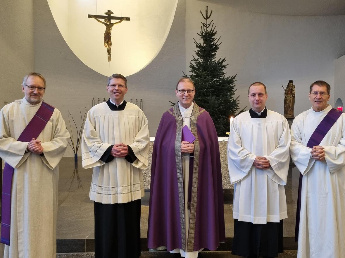 Zwei Männer sind am Wochenende unter die Weihekandiaten für den Ständigen Diakonat aufgenommen worden: (v.l.) Ausbildungsreferent Diakon Christoph Schwarzer, Thomas Becherer, Domvikar Andreas Miesen, Christian Lang und Diakon Gerhard Rummel von der Arbeitsstelle Ständiger Diakonat. (Foto: Arbeitsstelle Ständiger Diakonat)