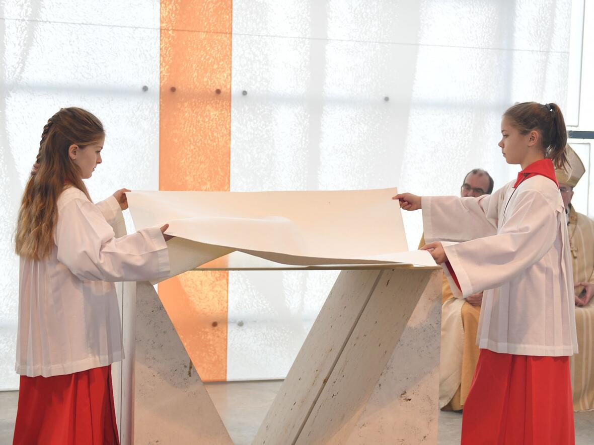 Der Altar wird für die Eucharistie vorbereitet.
