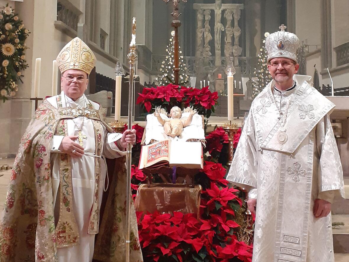 An der Krippe vereint: Der Apostolische Exarch für die Ukrainer des byzantinischen Ritus in Deutschland Bischof, Bohdan Dzyurakh (rechts), und Bischof Bertram. (Foto: Bischofshaus) 