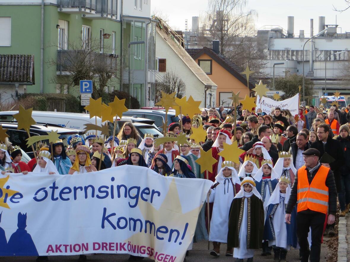 Knapp 300 Sternsinger aus dem Bistum Augsburg ziehen durch Schrobenhausen und machen auf die Rechte von Kindern aufmerksam. (Foto: Viktoria Zäch/pba)