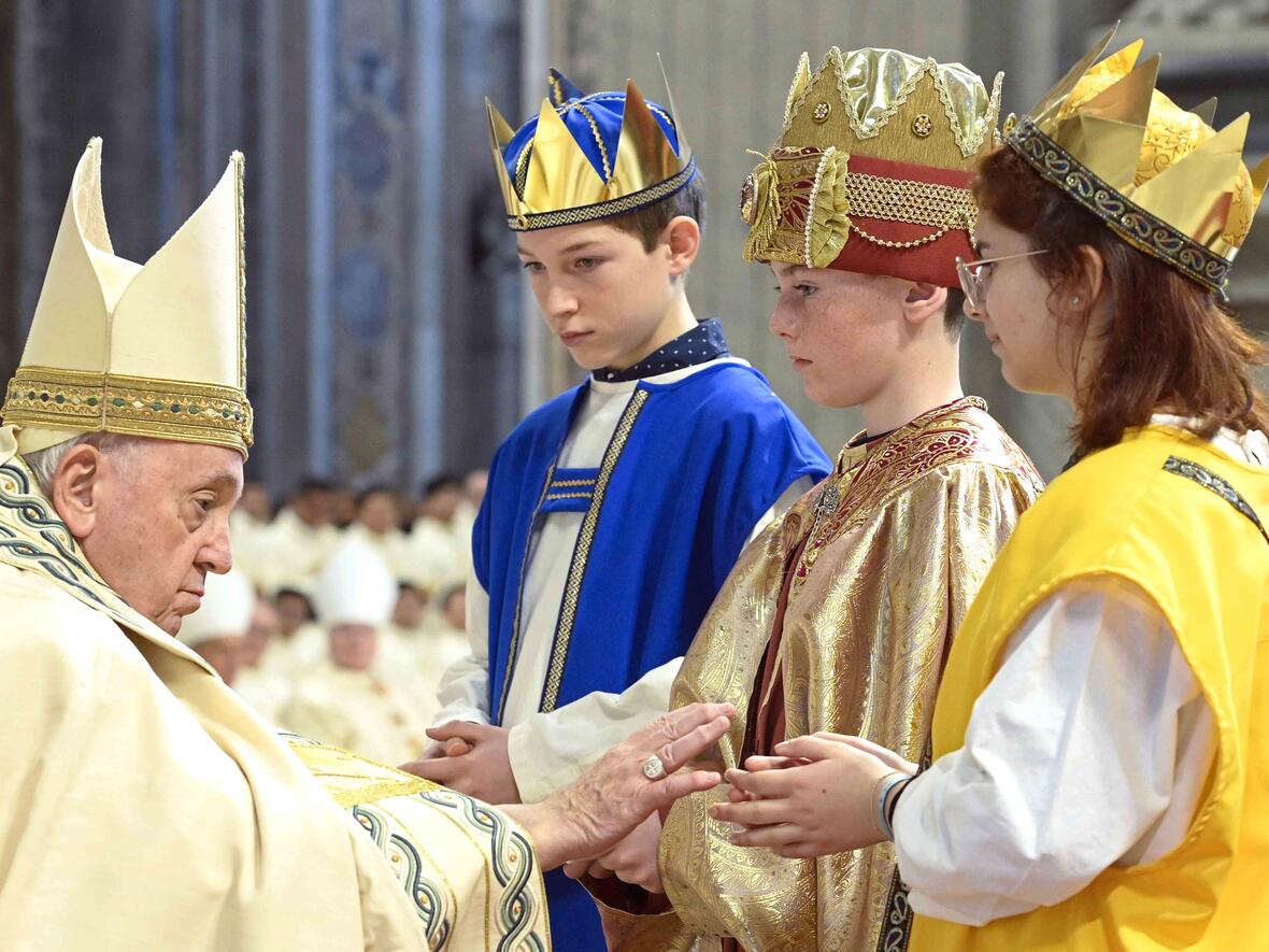 Die Sternsinger Emanuel und Tia aus Kempten bringen gemeinsam mit dem Südtiroler Manuel die Gaben zu Papst Franziskus (Foto: Romano Siciliano / Kindermissionswerk)