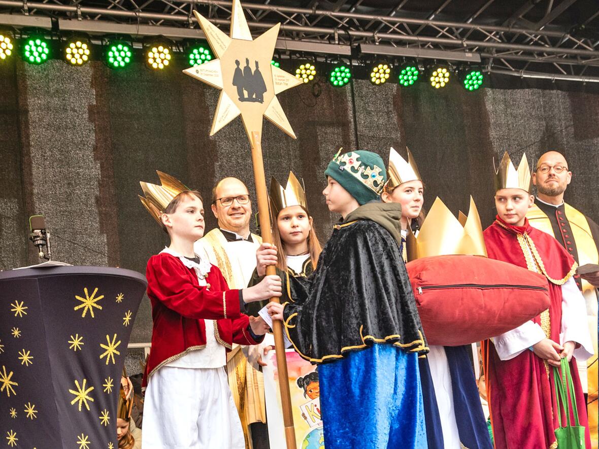 Staffelsternübergabe an die Sternsinger-Gruppe aus der PG Kempten West (Foto: Martin Steffen / Kindermissionswerk)