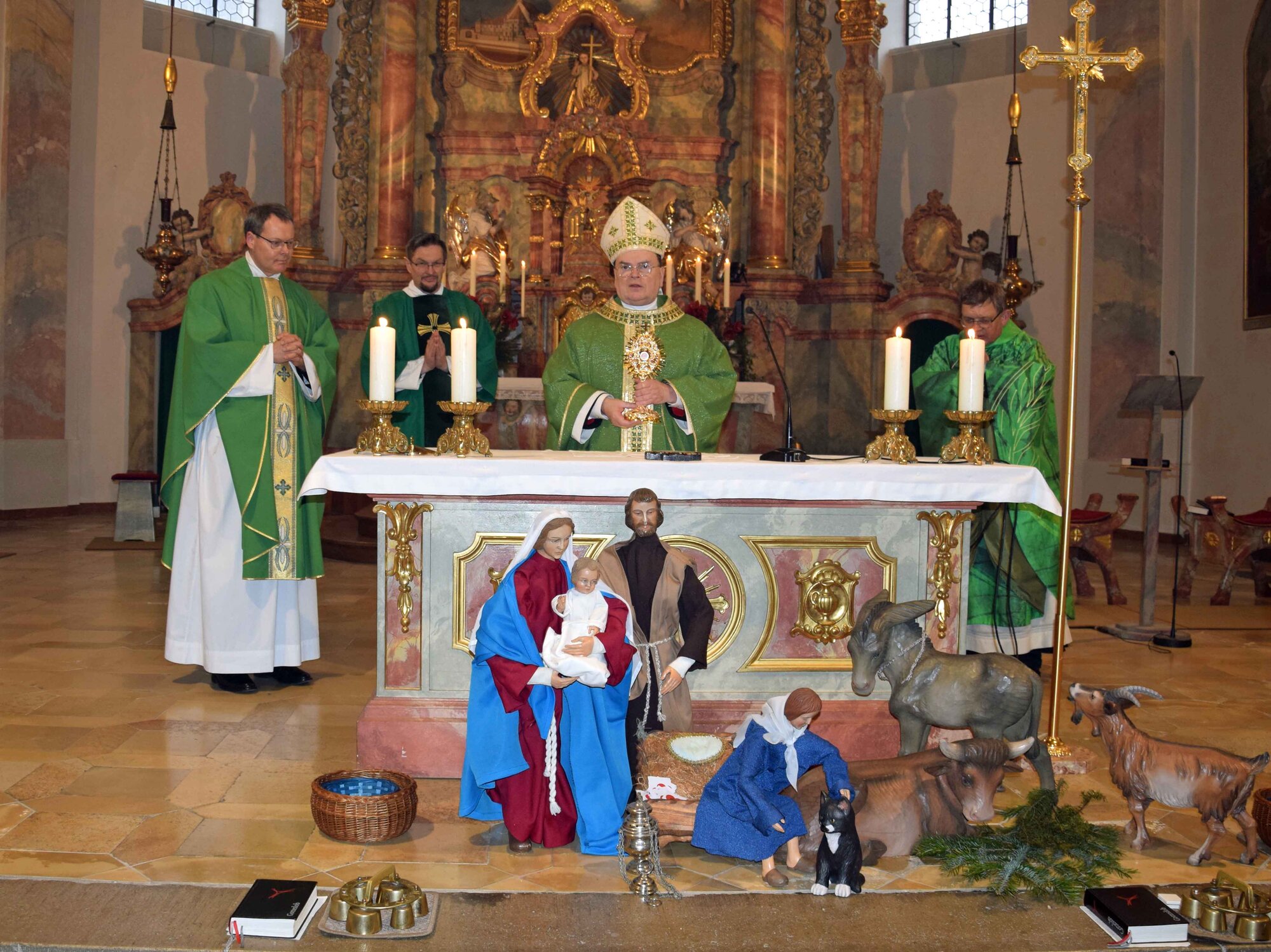 Bischof Bertram am Altar von St. Anton mit der neuen Monstranz und der Reliquie des seligen Carlo Acutis (Foto Verspohl Nitsche pdke)