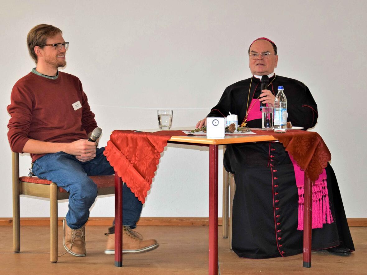 Bischof Bertram beim "Highlight-Sunday" in Kempten im Gespräch mit Alexander Uphaus. (Foto: Verspohl-Nitsche / pdke)