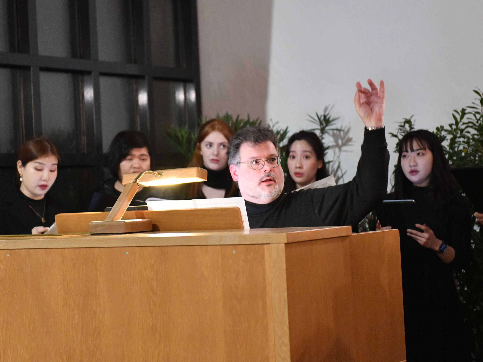 Die Messe wurde vom Vokalensemble des Leopold-Mozart-Zentrums Augsburg unter der Leitung von Prof. Dominik Wortig musikalisch begleitet. (Foto: Maria Rösch / pba)