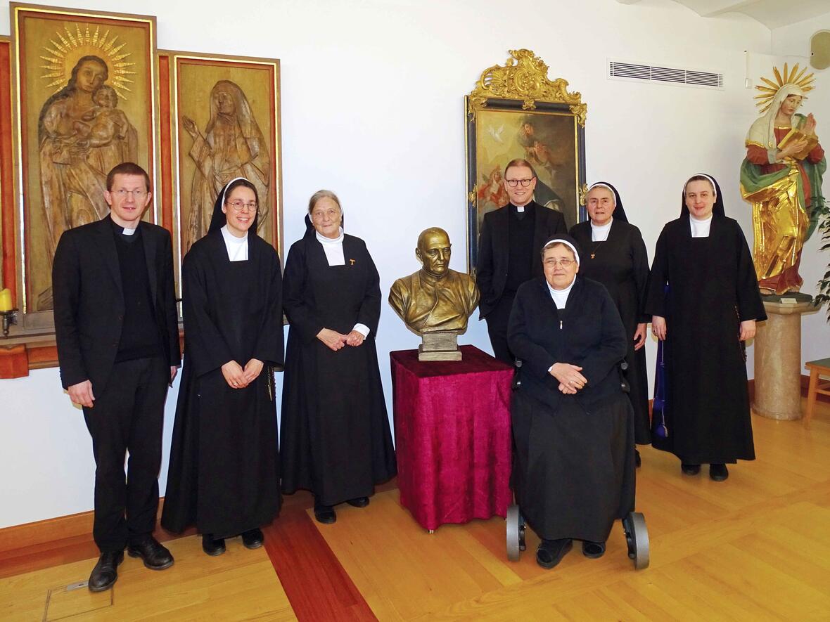 Die gewählte Leitung: (v.l.) Generalvikarin Sr. M. Dominika Nuiding, Generaloberin Sr. M. Katharina Wildenauer sowie die Generalrätinnen Sr. M. Lucia Tremel, Sr. M. Tabita Miller und Sr. Clara Maria Baumann. Begleitet wurden sie durch den Geistlichen Direktor Martin Riß (links) und Domvikar Andreas Miesen, Bischöflicher Beauftragter für Geistliche Gemeinschaften (Foto: CSJ/Bielesch).