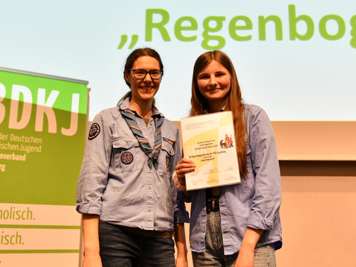 Mit dem Bischof-Simpert-Preis wurde in diesem Jahr die Pfadfinderinnenschaft St. Georg Augsburg (PSG) für ihr Projekt „Regenbogenjurte“ ausgezeichnet. (Fotos: Maria Rösch / pba)