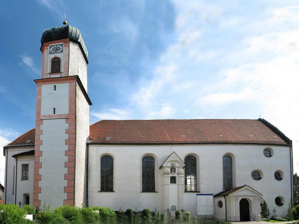 Die Pfarrkirche St. Ulrich in Seeg (Foto: Wikimedia Commons)