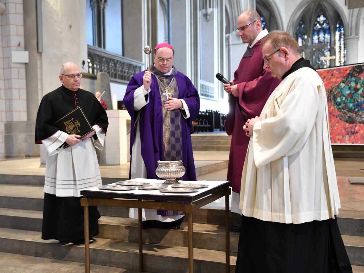 Das besondere Zeichen im Gottesdienst zu Aschermittwoch ist die Auflegung der Asche. In seiner Predigt rief Bischof Bertram die Gläubigen dazu auf, zu Beginn der österlichen Bußzeit die eigenen Navigationsgeräte neu auszurichten. (Fotos: Maria Rösch / pba)