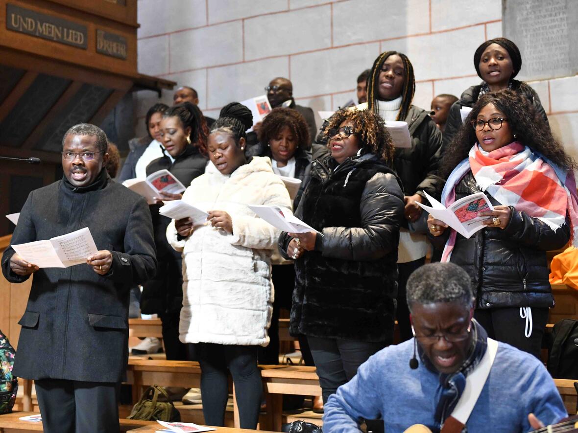Ein Chor der Afrikanischen Gemeinde in Augsburg brachte musikalisch ein Stück Weltkirche in den Gottesdienst (Foto: Maria Rösch / pba).  