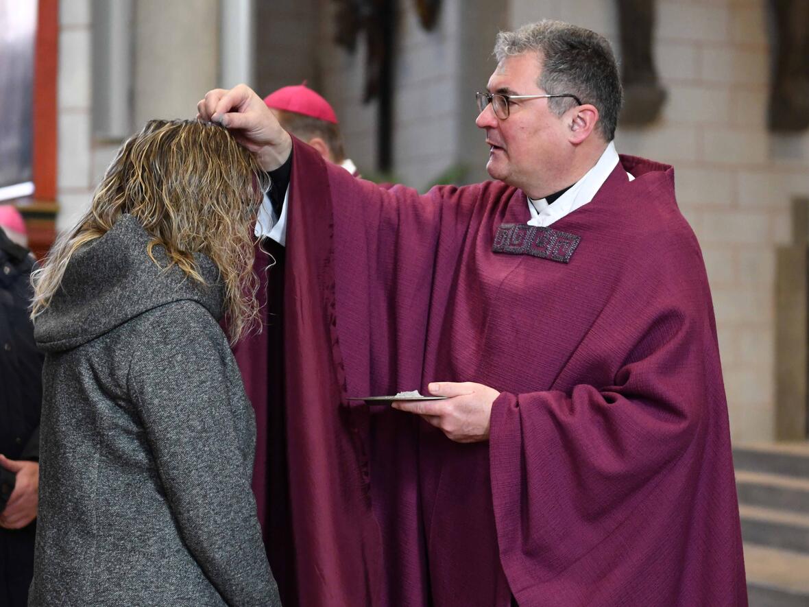 Zahlreiche Gläubige ließen sich als Zeichen der Buße die Asche auflegen (Foto: Maria Rösch). 