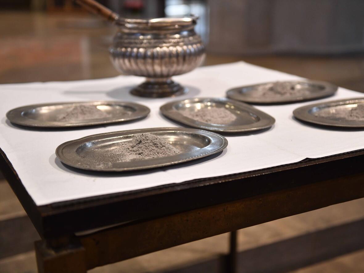 Die Auflegung der Asche ist ein Zeichen der Buße, das aus biblischer Überlieferung hervorgegangen ist und in der Kirche bis heute gewahrt blieb (Foto: Maria Rösch).